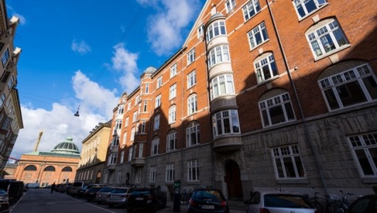 Lejlighed Skøn penthouse med stor tagterrasse og udsigt over Københavns tårne Lejlighed Skøn penthouse med stor tagterrasse og udsigt over Københavns tårne