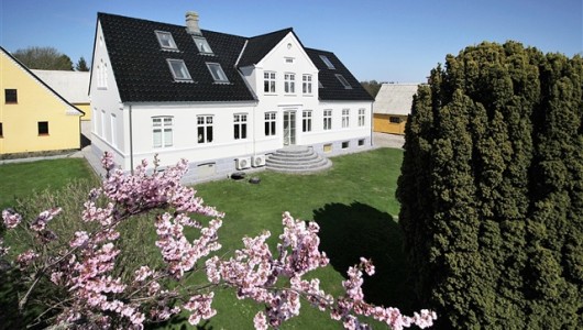 Lejlighed Stor og indbydende penthouse bolig, moderne forhold og skøn beliggenhed Lejlighed Stor og indbydende penthouse bolig, moderne forhold og skøn beliggenhed