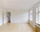 Lejlighed Velkommen til en charmerende og velindrettet lejlighed øverst i ejendommen, hvor klassiske detaljer møder en attraktiv beliggenhed på Indre Østerbro. Lejligheden byder på en lys og indbydende at...
