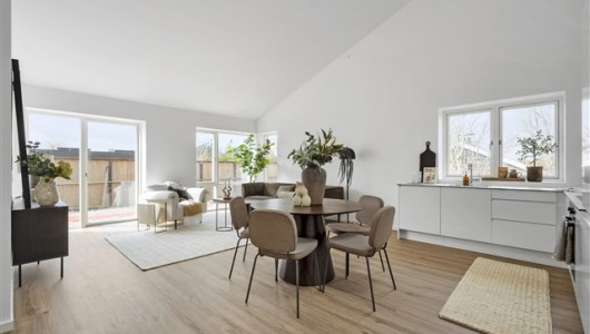 Lejlighed 4 værelses lejlighed på 85 m2 Lejlighed 4 værelses lejlighed på 85 m2