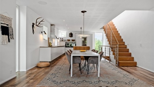 Hus/villa Arkitekttegnet kvalitet med eksklusive materialer, fire værelser og en imponerende tagterrasse på 50 m²