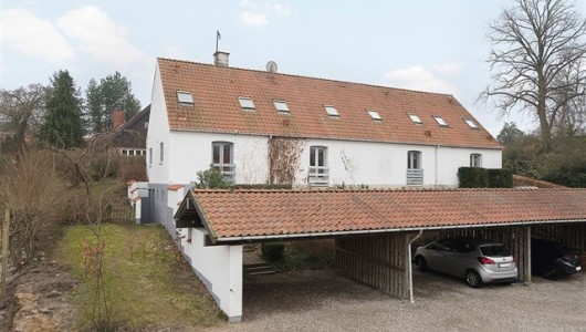 Hus/villa Charmerende og velindrettet bolig med klassisk arkitektur og udearealer