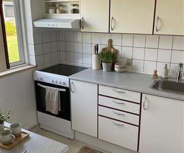 Hus/villa Hyggeligt 2-værelses rækkehus med terrasse og parkering – tæt på indkøb og bus