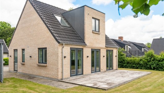 Hus/villa Hyggeligt landsbyhus til leje – udsigt over åbne marker og nem have tæt på Ølby.