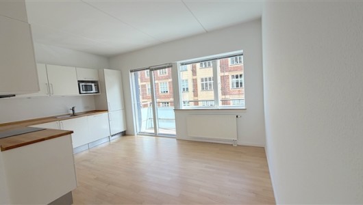 Lejlighed Lys lejlighed, med to altaner, på attraktiv adresse i København Lejlighed Lys lejlighed, med to altaner, på attraktiv adresse i København