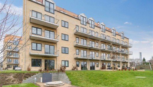 Lejlighed Moderne boliger i Tækkerhusene, Hillerød: Elevator og privat altan. Perfekt beliggenhed ved både natur og by liv Lejlighed Moderne boliger i Tækkerhusene, Hillerød: Elevator og privat altan. Perfekt beliggenhed ved både natur og by liv