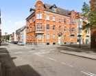 Lejlighed Velindrettet 2-værelses i stueplan på 73 m2 i klassisk rødstensejendom – lyst køkken og rummelig stue