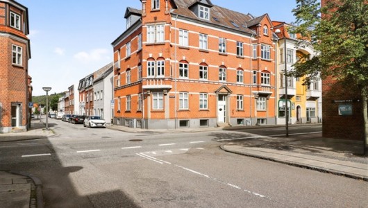 Lejlighed Velindrettet 2-værelses i stueplan på 73 m2 i klassisk rødstensejendom – lyst køkken og rummelig stue Lejlighed Velindrettet 2-værelses i stueplan på 73 m2 i klassisk rødstensejendom – lyst køkken og rummelig stue