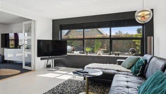 Hus/villa Velkommen til Vejlevej i Ølholm – en indflytningsklar og velindrettet villa, der kombinerer funktionalitet, god plads og en attraktiv beliggenhed i rolige omgivelser.