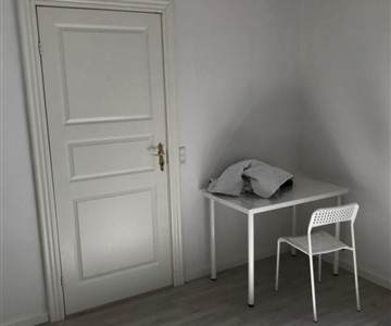 Værelse a 4 room flat ( 1 living room + 3 bedrooms)