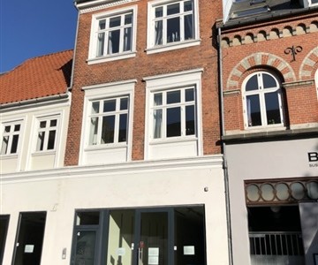 Lejlighed 126 m2 - 4 - værelser - 7.695 kr.