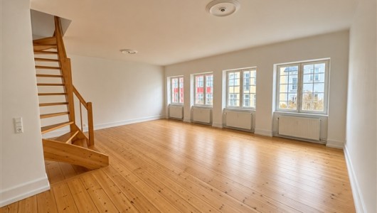 Lejlighed Eksklusiv 6-værelses i 2 etager med privat tagterrasse på Købmagergade! Lejlighed Eksklusiv 6-værelses i 2 etager med privat tagterrasse på Købmagergade!
