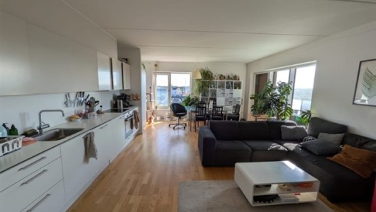 Værelse Room available in bright & open apartment next to København Syd St. Værelse Room available in bright & open apartment next to København Syd St.